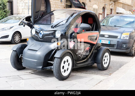 Nahaufnahme eines Renault Twizy 2 elektrischen Sitz Fahrzeug Auto. Alghero, Sardinien, Italien Stockfoto