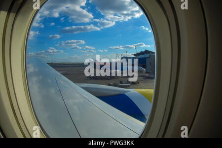 Laden der Fracht im Flugzeug Flughafen. Frachtflugzeug verladen für Logistik und Verkehr. Blick durch das Fenster Stockfoto