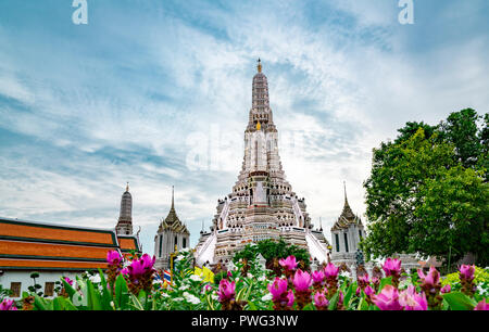 Wat Arun Ratchawararam mit schönen blauen Himmel und weißen Wolken. Wat Arun buddhistische Tempel ist das Wahrzeichen in Bangkok, Thailand. Attraktion Kunst und anc Stockfoto