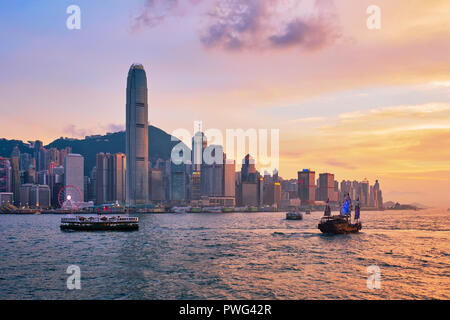 Junk-Boot in Hong Kong Victoria Harbour. Stockfoto