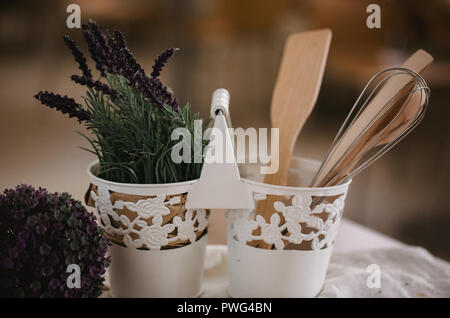 Zubehör für die Küche im Stil der Provence. Geräte für das Kochen von natürlichem Holz. Lavendel im Topf. Hintergrund für Essen Konzept Design oder Innenraum Stockfoto