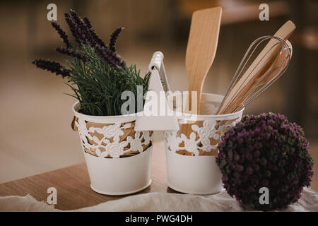 Zubehör für die Küche im Stil der Provence. Geräte für das Kochen von natürlichem Holz. Lavendel im Topf. Hintergrund für Essen Konzept Design oder Innenraum Stockfoto