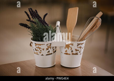 Zubehör für die Küche im Stil der Provence. Geräte für das Kochen von natürlichem Holz. Lavendel im Topf. Hintergrund für Essen Konzept Design oder Innenraum Stockfoto