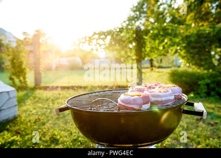 Die hausgemachte Bier kann Bacon Burger am Grill zubereitet. Vorbereitung gefüllte Pastetchen, in Speck umwickelt und Grillen auf indirekte Hitze in der Natur an der Bac Stockfoto