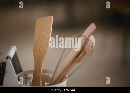 Zubehör für die Küche im Stil der Provence. Geräte für das Kochen von natürlichem Holz. Lavendel im Topf. Hintergrund für Essen Konzept Design oder Innenraum Stockfoto