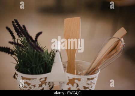 Zubehör für die Küche im Stil der Provence. Geräte für das Kochen von natürlichem Holz. Lavendel im Topf. Hintergrund für Essen Konzept Design oder Innenraum Stockfoto