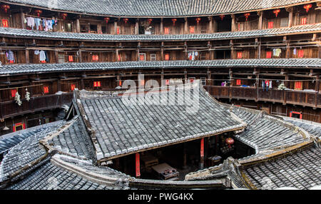 Die Zhencheng Gebäude, ein 4-stöckiges tulou. Tulou sind befestigte, Adobe (Erde) Hakka clan Häuser, in der Provinz Fujian im Süden Chinas. Stockfoto