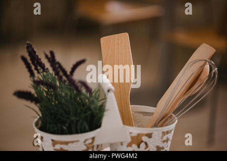 Zubehör für die Küche im Stil der Provence. Geräte für das Kochen von natürlichem Holz. Lavendel im Topf. Hintergrund für Essen Konzept Design oder Innenraum Stockfoto