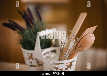 Zubehör für die Küche im Stil der Provence. Geräte für das Kochen von natürlichem Holz. Lavendel im Topf. Hintergrund für Essen Konzept Design oder Innenraum Stockfoto