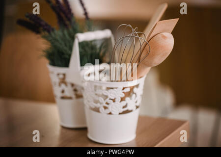 Zubehör für die Küche im Stil der Provence. Geräte für das Kochen von natürlichem Holz. Lavendel im Topf. Hintergrund für Essen Konzept Design oder Innenraum Stockfoto