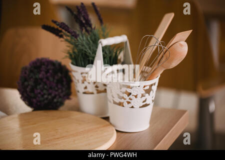 Zubehör für die Küche im Stil der Provence. Geräte für das Kochen von natürlichem Holz. Lavendel im Topf. Hintergrund für Essen Konzept Design oder Innenraum Stockfoto