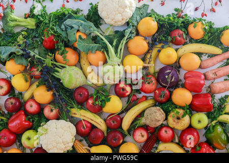 Regenbogen Farben von Obst und Gemüse auf einem weißen Tisch. Saft und thanksgiving Tag Konzept. Stockfoto