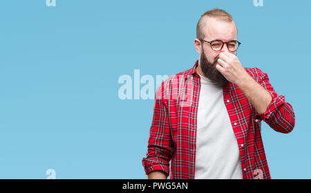 Junge kaukasier hipster Mann mit Brille über isolierte Hintergrund riechen etwas stinkig und ekelhaft, unerträglichen Geruch, mit Atem Stockfoto