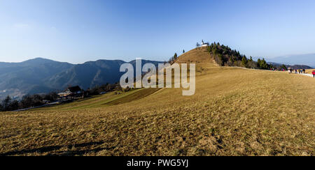 Kirche auf einem Hügel Sv. Jakob in Slowenien Landschaft. Menschen zu Fuß den Fußweg führt zum Sv. Jakob Hügel mit Kirche St. James oben, über Lj Stockfoto