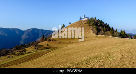 Kirche auf einem Hügel Sv. Jakob in Slowenien Landschaft. Menschen zu Fuß den Fußweg führt zum Sv. Jakob Hügel mit Kirche St. James oben, über Lj Stockfoto