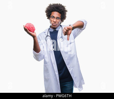 Afro-amerikanische Neurologe Arzt oder Psychologie Mann über isolierte Hintergrund mit Verärgerten Gesicht, negatives Vorzeichen zeigen Abneigung mit Daumen nach unten, Ablehnung Stockfoto