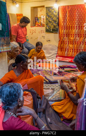 Eine Gruppe von indischen Frauen in einem Fabric store Varanasi, Indien Stockfoto