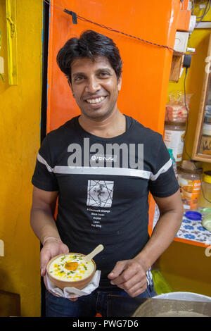 Verkauf von Lassi ein traditionelles Dahi (Joghurt) Getränk, das in Indien entstanden. Lassi ist eine Mischung aus Joghurt, Wasser, Gewürze und manchmal Obst. Stockfoto