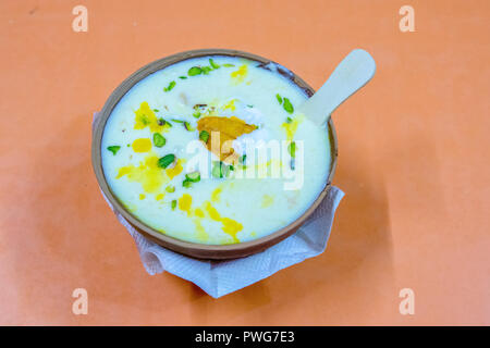 Lassi ein traditionelles Dahi (Joghurt) Getränk, das in Indien entstanden. Lassi ist eine Mischung aus Joghurt, Wasser, Gewürze und manchmal Obst. Stockfoto