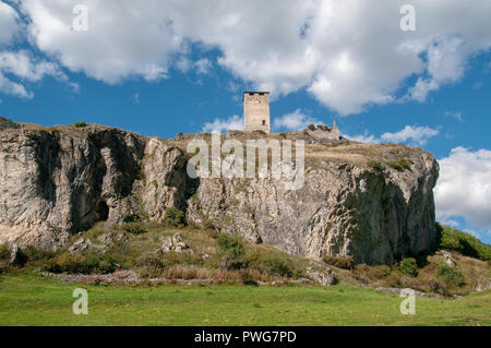 Steinsberg Burg ist eine Burgruine in der ehemaligen Gemeinde Ardez (jetzt Scuol) des Kantons Graubünden in der Schweiz. Es ist ein Schweizer heritag Stockfoto