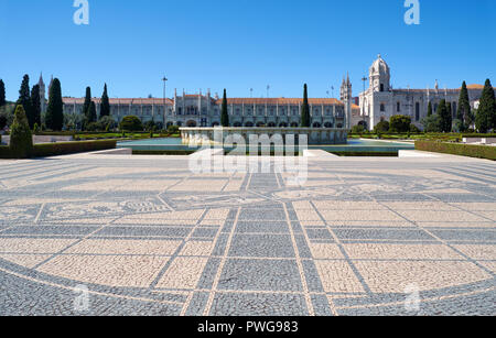 Empire Square mit dem Brunnen in der Mitte und Kloster Jeronimos auf dem Hintergrund. Lissabon, Portugal Stockfoto
