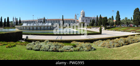 Panorama von Empire Square mit dem Brunnen in der Mitte und Kloster Jeronimos auf dem Hintergrund. Lissabon, Portugal Stockfoto