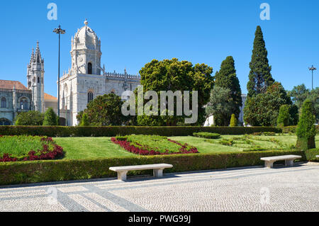 Der Blick auf die Kirche von Santa Maria der Kloster Jeronimos durch den wunderschönen Garten am Empire Square. Lissabon, Portugal Stockfoto