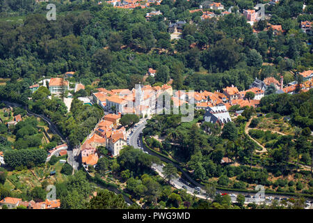 Der Palast von Sintra (Stadtpalast), die mittelalterliche königliche Residenz im Zentrum von Sintra entfernt als von der maurischen Burg oben auf Th gesehen Stockfoto