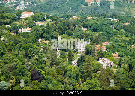 Der Blick aus der Vogelperspektive auf die Quinta da Regaleira und die umliegenden Ländereien und Paläste wie aus der maurischen Burg auf die Berge von Sintra gesehen. Sintra Stockfoto