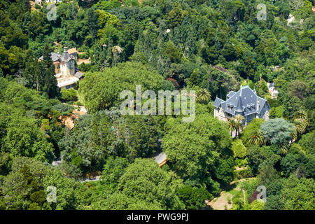 Aus der Vogelperspektive Chalet Biester und relogio als von der maurischen Burg auf die Berge von Sintra gesehen. Sintra. Portugal Stockfoto