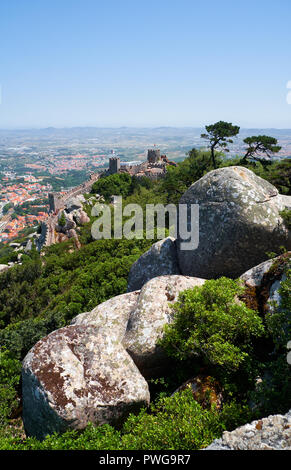 Die Aussicht von der Royal Tower auf der Spitze der Berge von Sintra, die Maurische Burg über der Stadt Sintra. Sintra. Portugal Stockfoto