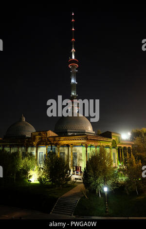 Blick auf die Taschkent Fernsehturm über das Museum der Opfer von Repressionen, die den Großteil ihrer Raum zu sowjetischer Zeit widmet, insbesondere der stalinistischen Ära in der Hauptstadt Taschkent Usbekistan Stockfoto