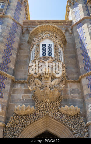 Die dekorative Manuelino stil Erker mit dem Corbel in Form von Triton Skulptur über das Gateway der Schöpfung. Palácio da Pena. Sintra. Portugal Stockfoto