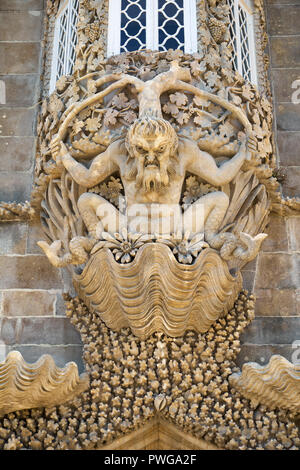 Dekorative Manuelino Stil corbel in Form von Triton unter dem Erker über das Gateway der Schöpfung im Palácio da Pena. Sintra. Portugal Stockfoto