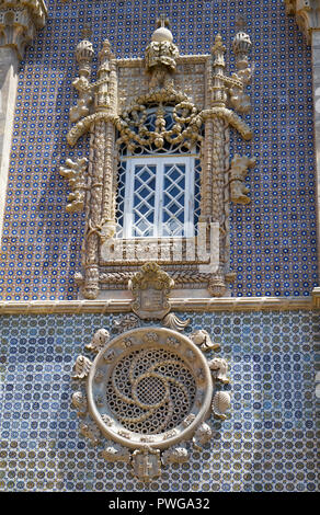 Die Neo-Manueline style Windows und die Königin Maria II. und Herzog von Sachsen-coburg Wappen zwischen ihnen auf der westlichen Fassade des Neuen Schlosses. Pena pa Stockfoto