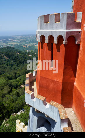 Die Aussicht von der Terrasse des Pena Palast durch die Türmchen und Zinnen der Uhrturm auf die Umgebung des Palácio da Pena. Sint Stockfoto