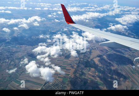 Der Ausblick auf die Landschaft von Setúbal mit seinen Feldern und Kreuzungen durch die Wolken aus dem Vorstand der Ebene. Lisboa. Portugal Stockfoto