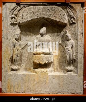 Buddha Triade in einer Nische, Baoqingsi Tempel, Xi'an, Provinz Shaanxi, China, Tang-dynastie, 700 s AD, Kalkstein Stockfoto