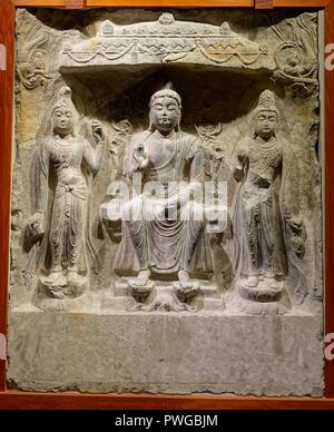 Buddha Triade in einer Nische, Baoqingsi Tempel, Xi'an, Provinz Shaanxi, China, Tang-dynastie, 700 s AD, Kalkstein Stockfoto