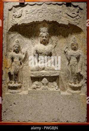 Buddha Triade in einer Nische, Baoqingsi Tempel, Xi'an, Provinz Shaanxi, China, Tang-dynastie, 700 s AD, Kalkstein Stockfoto