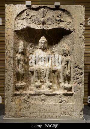 Buddha Triade in einer Nische, Baoqingsi Tempel, Xi'an, Provinz Shaanxi, China, Tang-dynastie, 700 s AD, Kalkstein Stockfoto