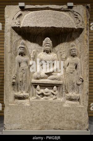 Buddha Triade in einer Nische, Baoqingsi Tempel, Xi'an, Provinz Shaanxi, China, Tang-dynastie, 700 s AD, Kalkstein Stockfoto