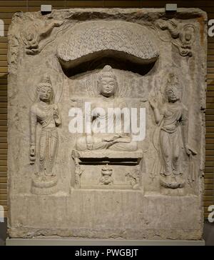 Buddha Triade in einer Nische, Baoqingsi Tempel, Xi'an, Provinz Shaanxi, China, Tang-dynastie, 700 s AD, Kalkstein Stockfoto