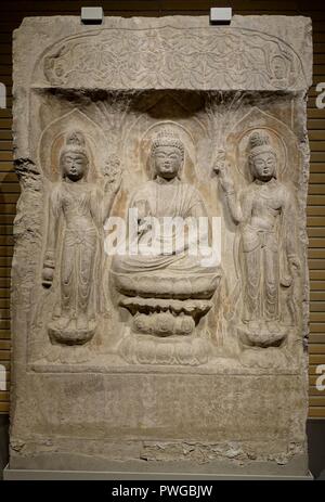 Buddha Triade in einer Nische, Baoqingsi Tempel, Xi'an, Provinz Shaanxi, China, Tang Dynastie, datiert 703 AD, Kalkstein Stockfoto