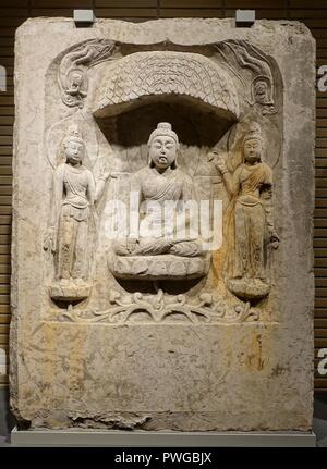 Buddha Triade in einer Nische, Baoqingsi Tempel, Xi'an, Provinz Shaanxi, China, Tang-dynastie, 700 s AD, Kalkstein Stockfoto