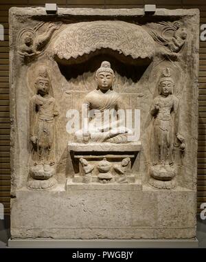 Buddha Triade in einer Nische, Baoqingsi Tempel, Xi'an, Provinz Shaanxi, China, Tang-dynastie, 700 s AD, Kalkstein Stockfoto
