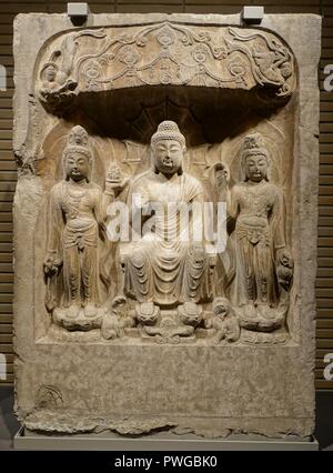 Buddha Triade in einer Nische, Baoqingsi Tempel, Xi'an, Provinz Shaanxi, China, Tang Dynastie, datiert 704 AD, Kalkstein Stockfoto
