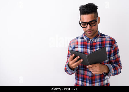 Junge indische Mann mit kariertem Hemd gegen Weiße backgroun Stockfoto