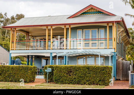 Australische Landschaft. Alte Queenslander Stil Haus in den Vororten. Shorncliffe, Australien Stockfoto