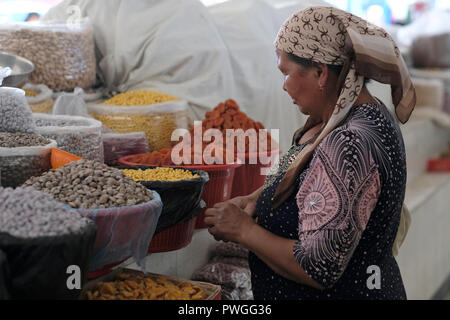 Usbekische Frau kaufen Gewürze in Siyob Basar auch genannt Siab Basar, dem größten Basar in der Stadt Samarkand alternativ Samarkand in Usbekistan Stockfoto